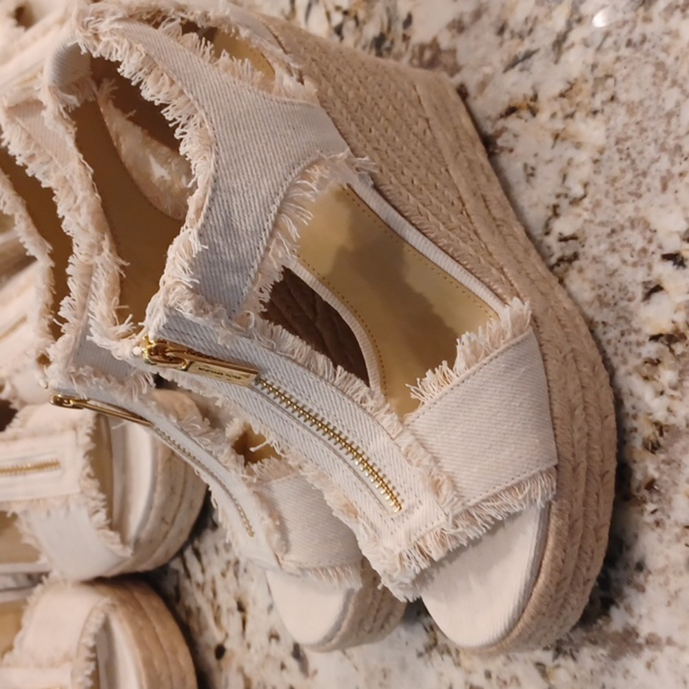 NEW Michael Kors Women's Berkley Wedge Sandals Cream Color Fringed Denim SZ 10 - Picture 6 of 16